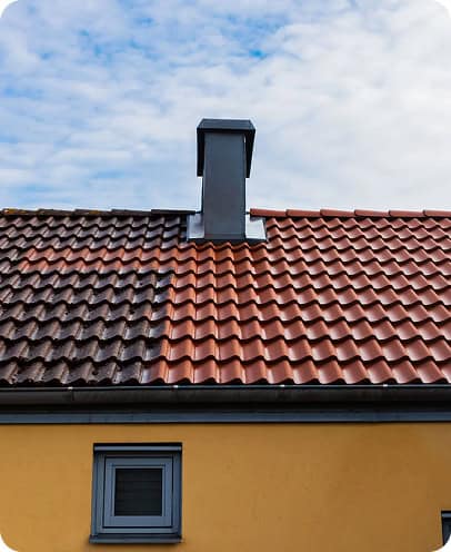 Hustak som visar före och efter husspolarna har tvättat en del av taket